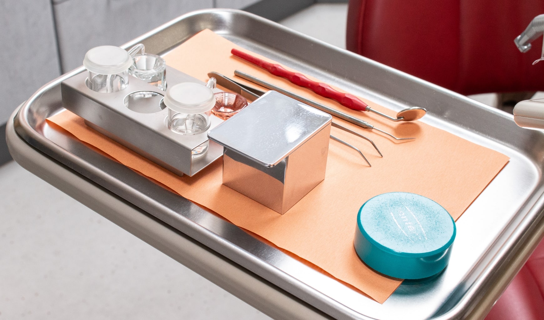 Ein Tablett neben dem Behandlungsstuhl mit den wichtigsten Instrumenten für eine Untersuchung