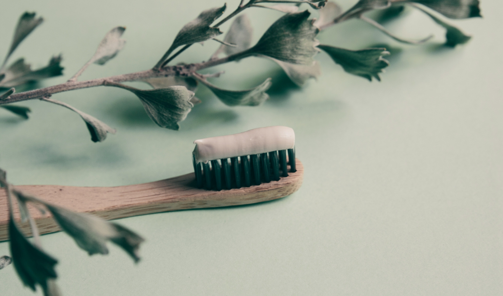 Eine Zahnbürste mit Zahnpasta darauf