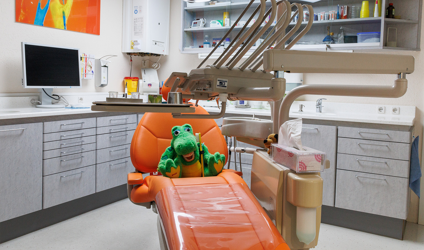 Korkodil-Stofftier sitzt auf Patientenstuhl