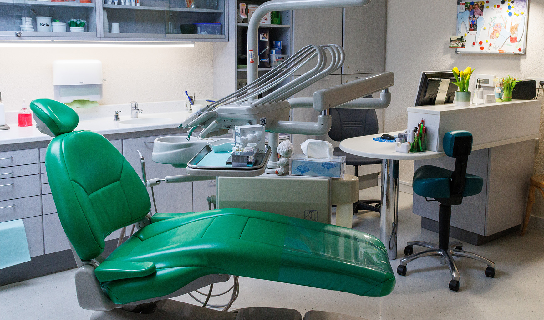 grüner Patientenstuhl in Arztpraxis