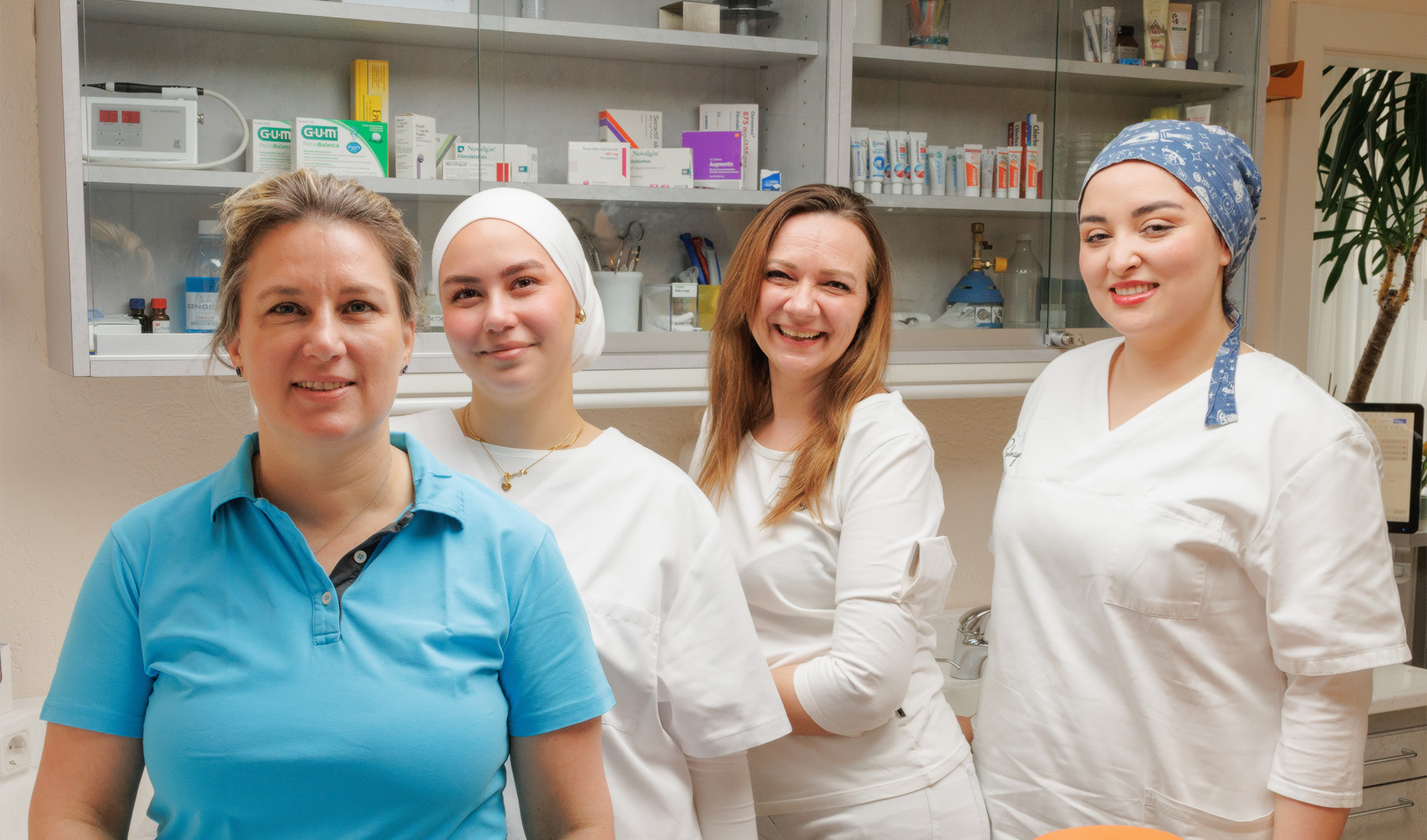 Das Praxis Team bestehend aus 4 Frauen denen man ansieht, dass sie an ihrem Job Freude haben